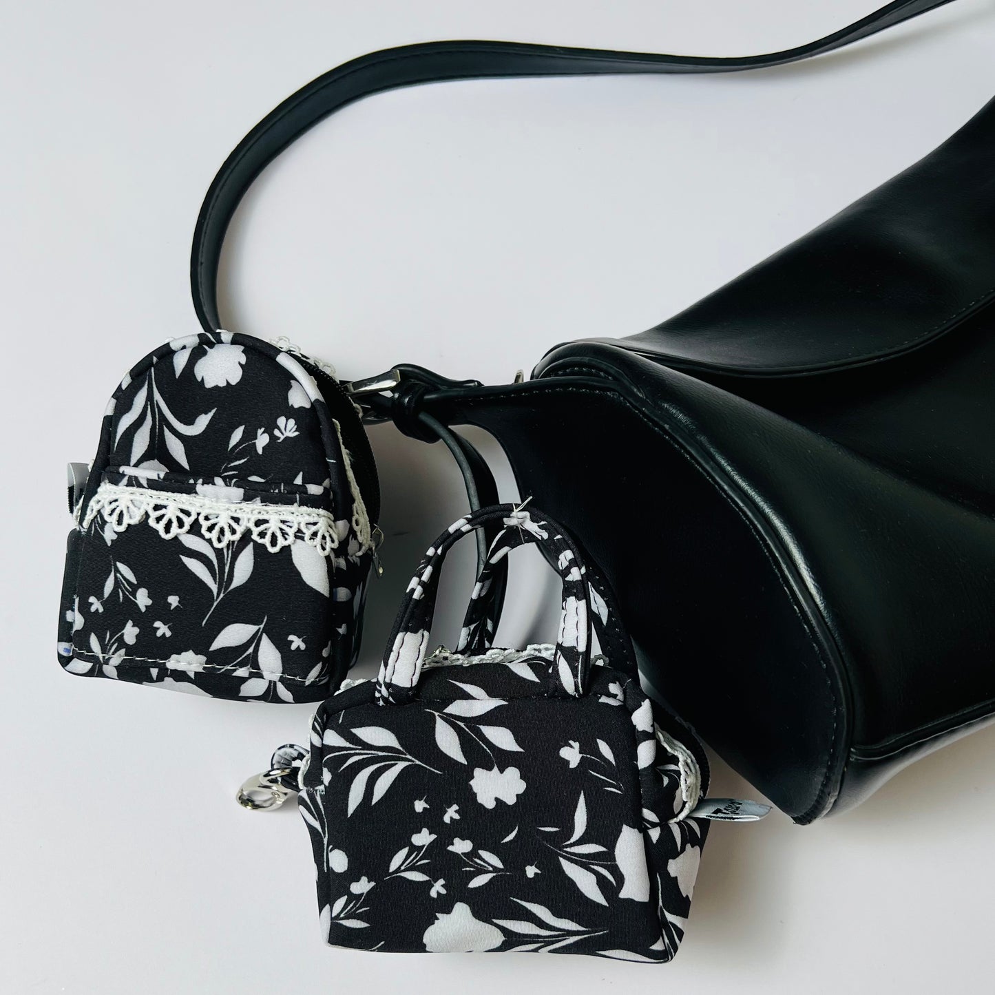 BLACK FLORAL KEY CHARM