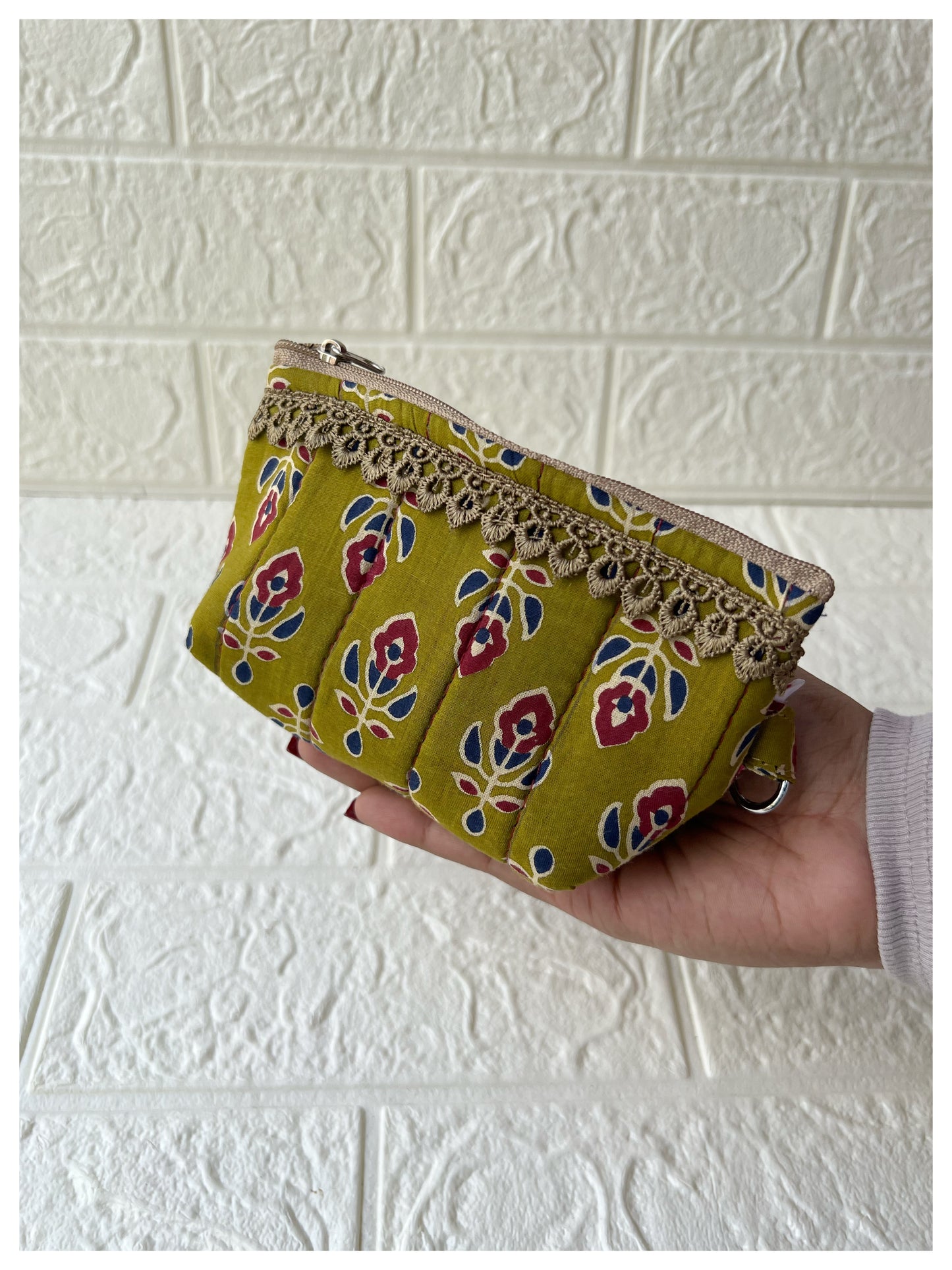BROWN RED KOLKA QUILTED KEY-CHARM