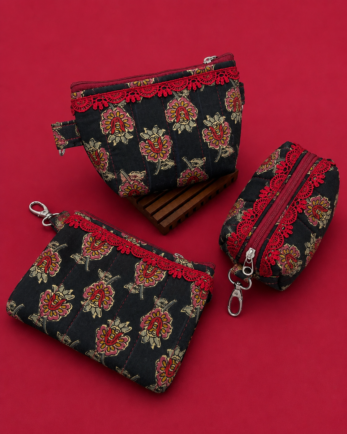 RED BLACK KEYCHARM