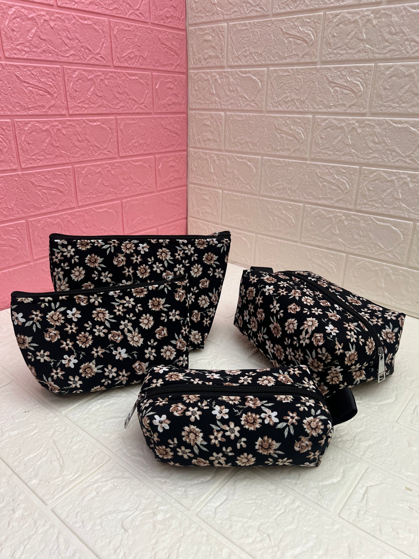 DAISY POUCHES
