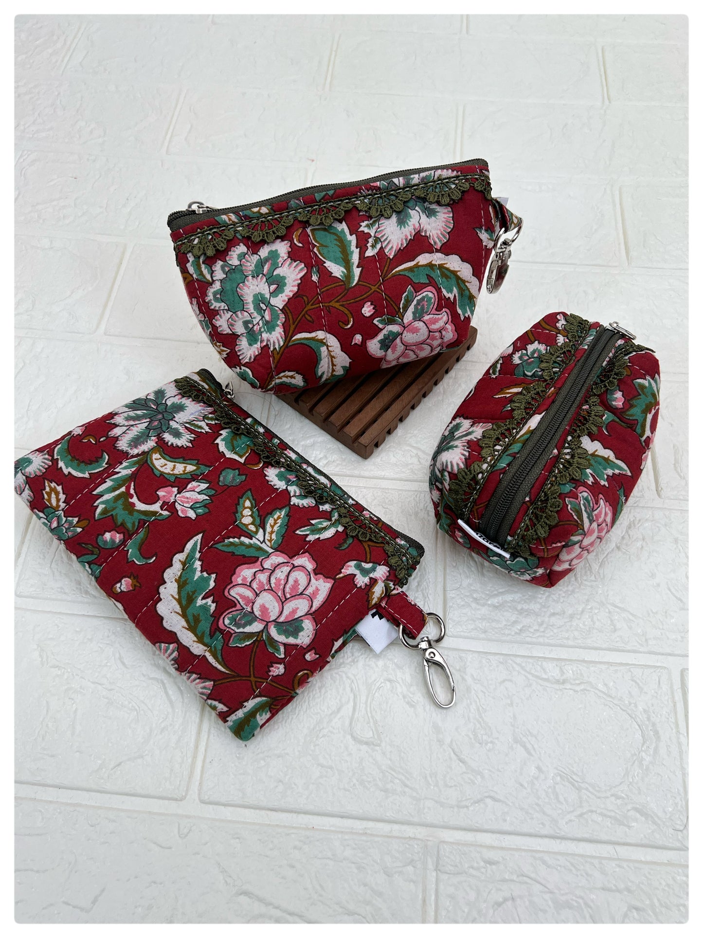 MAROON JOYPURI KEYCHARM