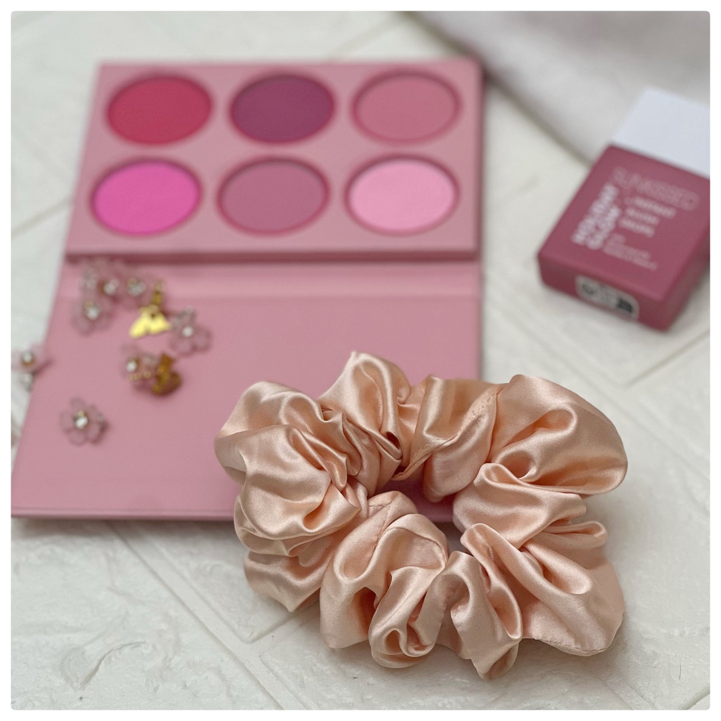 CREAM1 SCRUNCHIES