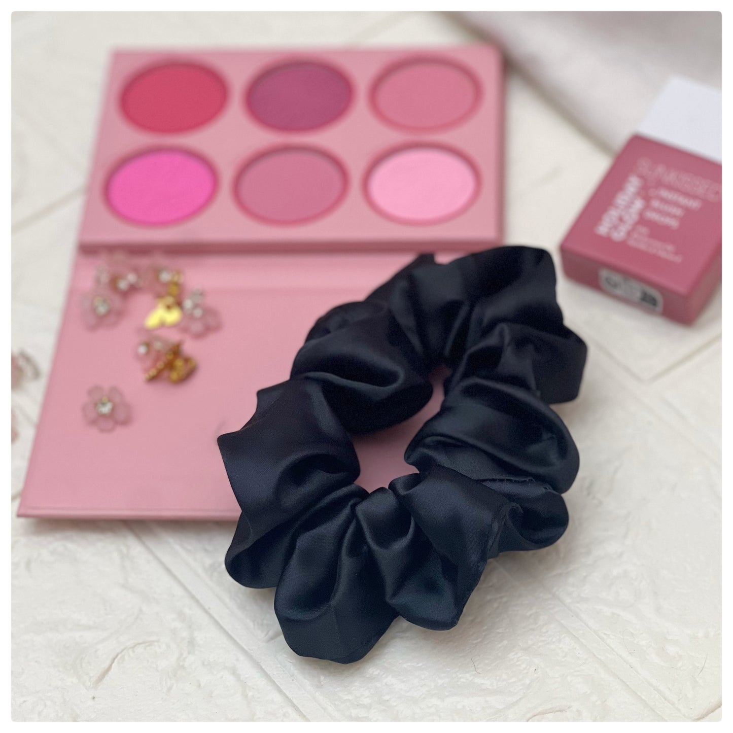 BLACK SCRUNCHIES
