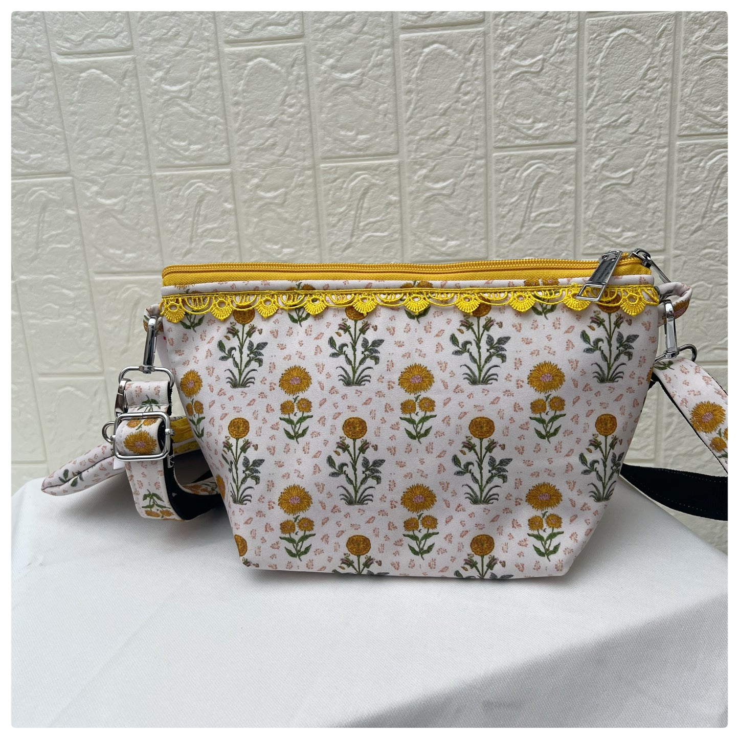 YELLOW WHITE FLORAL PARIZAT CROSSBODY