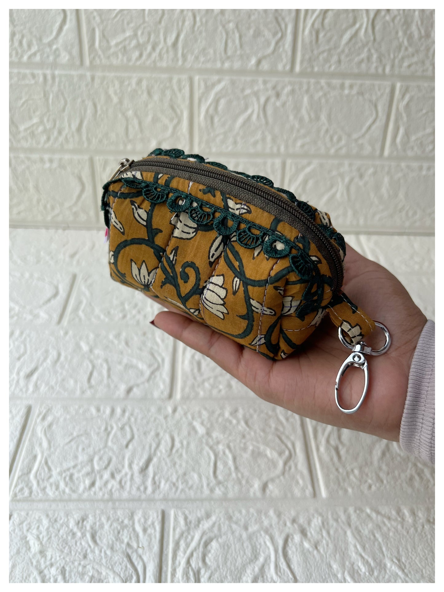 BROWN WHITE JOYPURI QUILTED KEY-CHARM