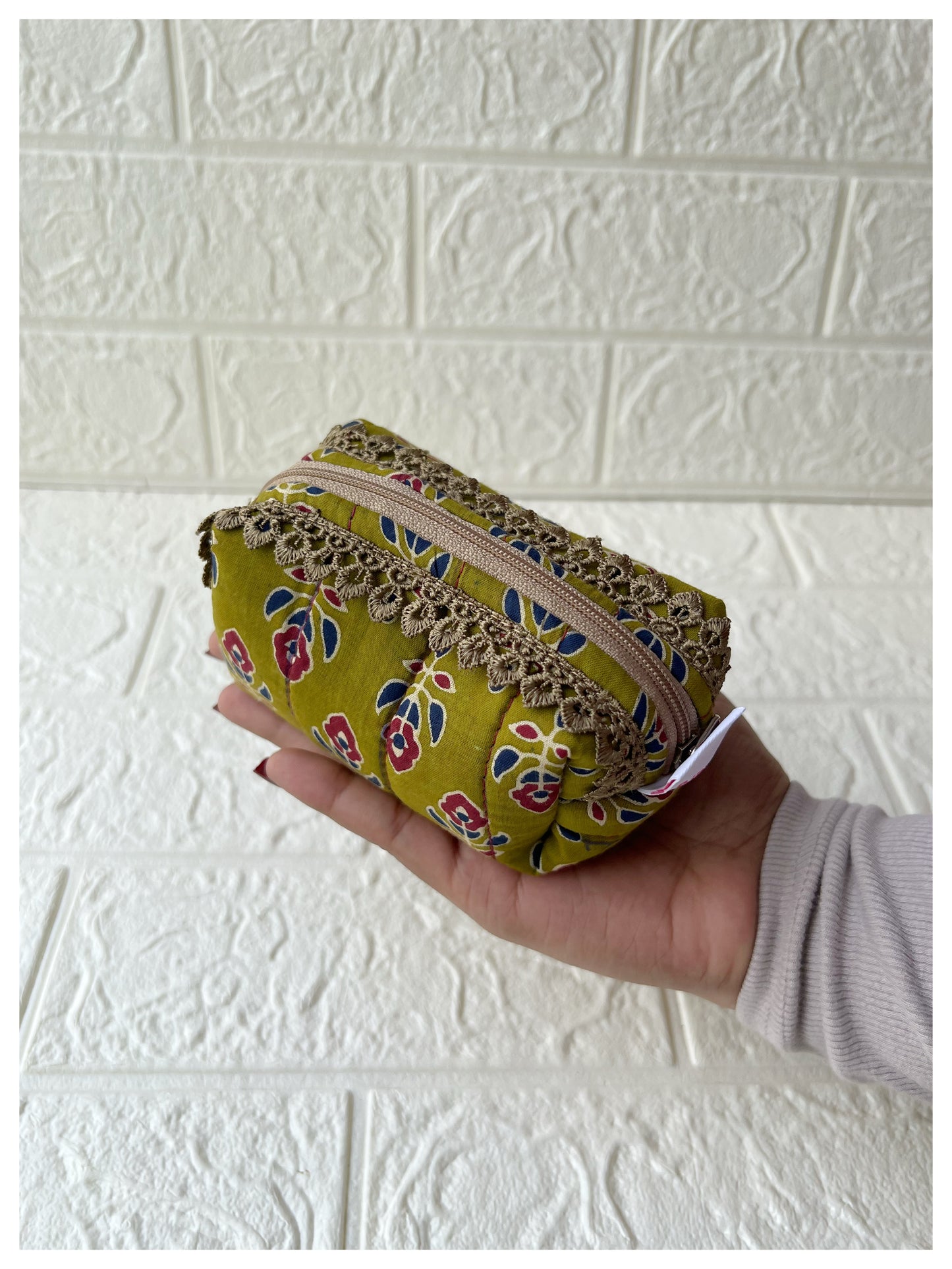 BROWN RED KOLKA QUILTED KEY-CHARM