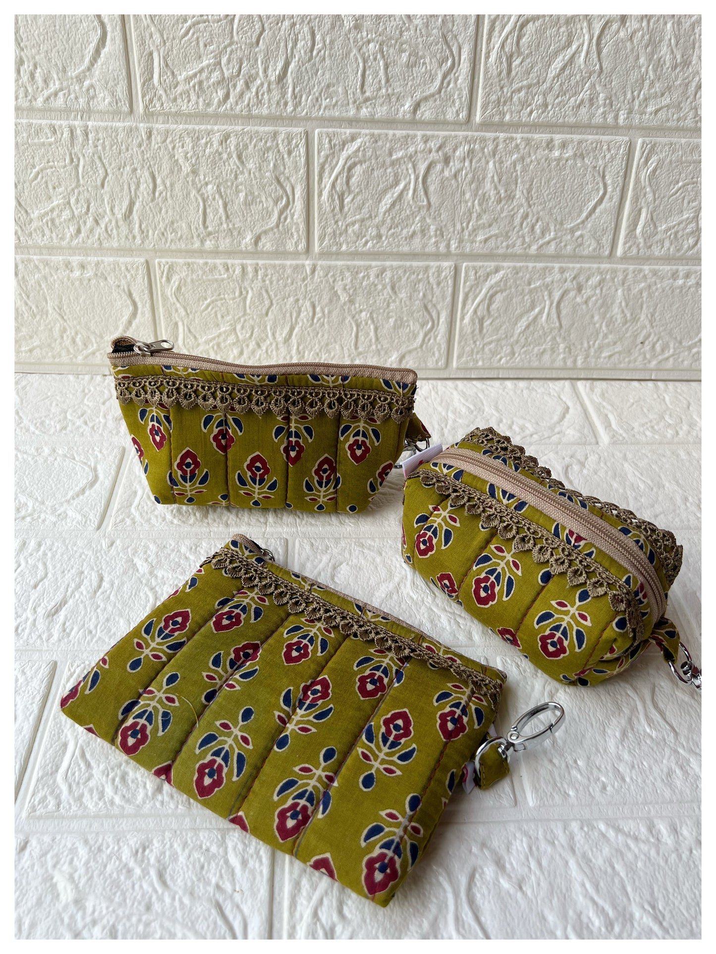BROWN RED KOLKA QUILTED KEY-CHARM