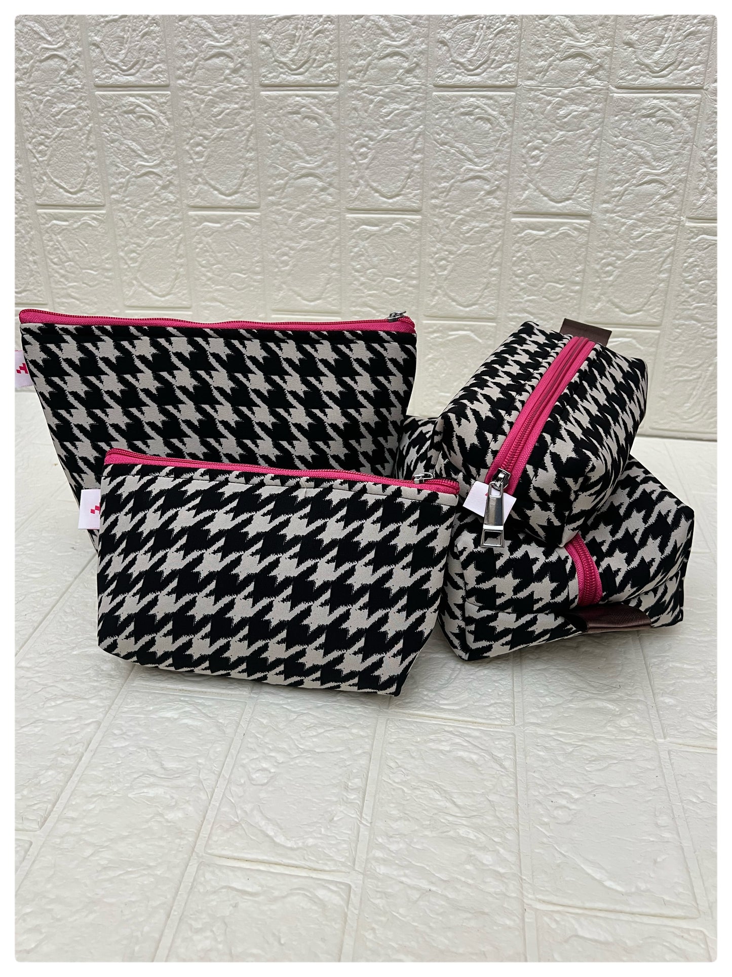HOUNDSTOOTH POUCHES
