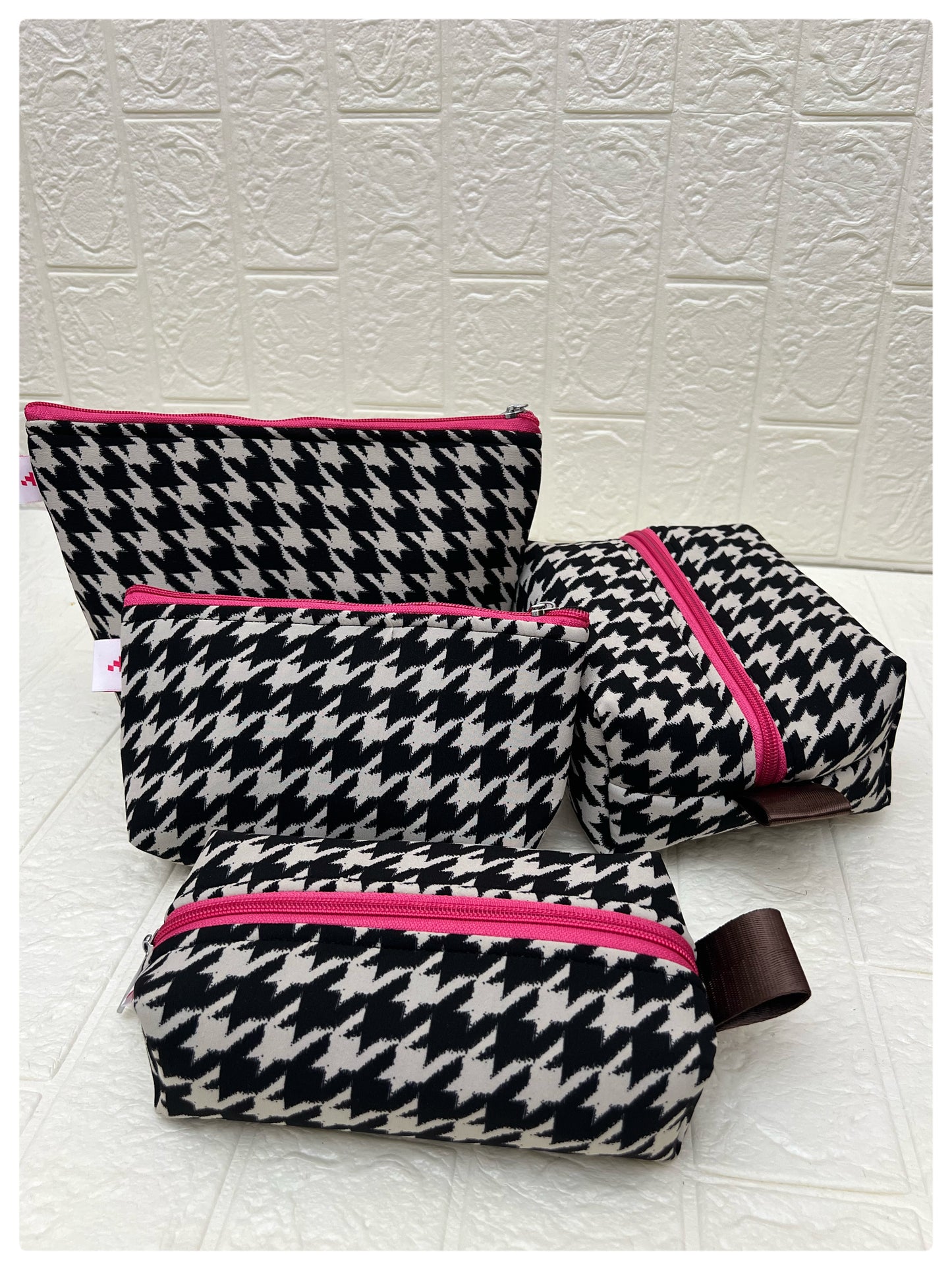 HOUNDSTOOTH POUCHES
