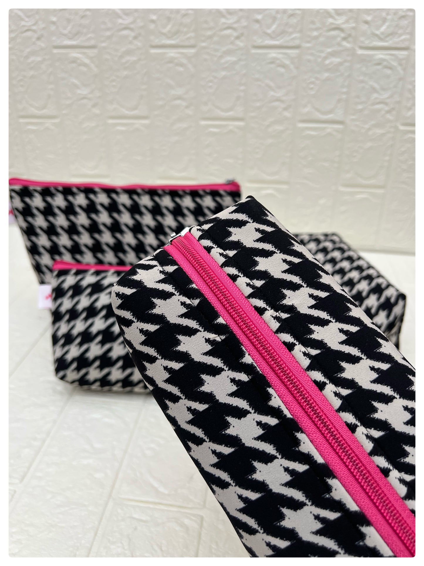 HOUNDSTOOTH POUCHES
