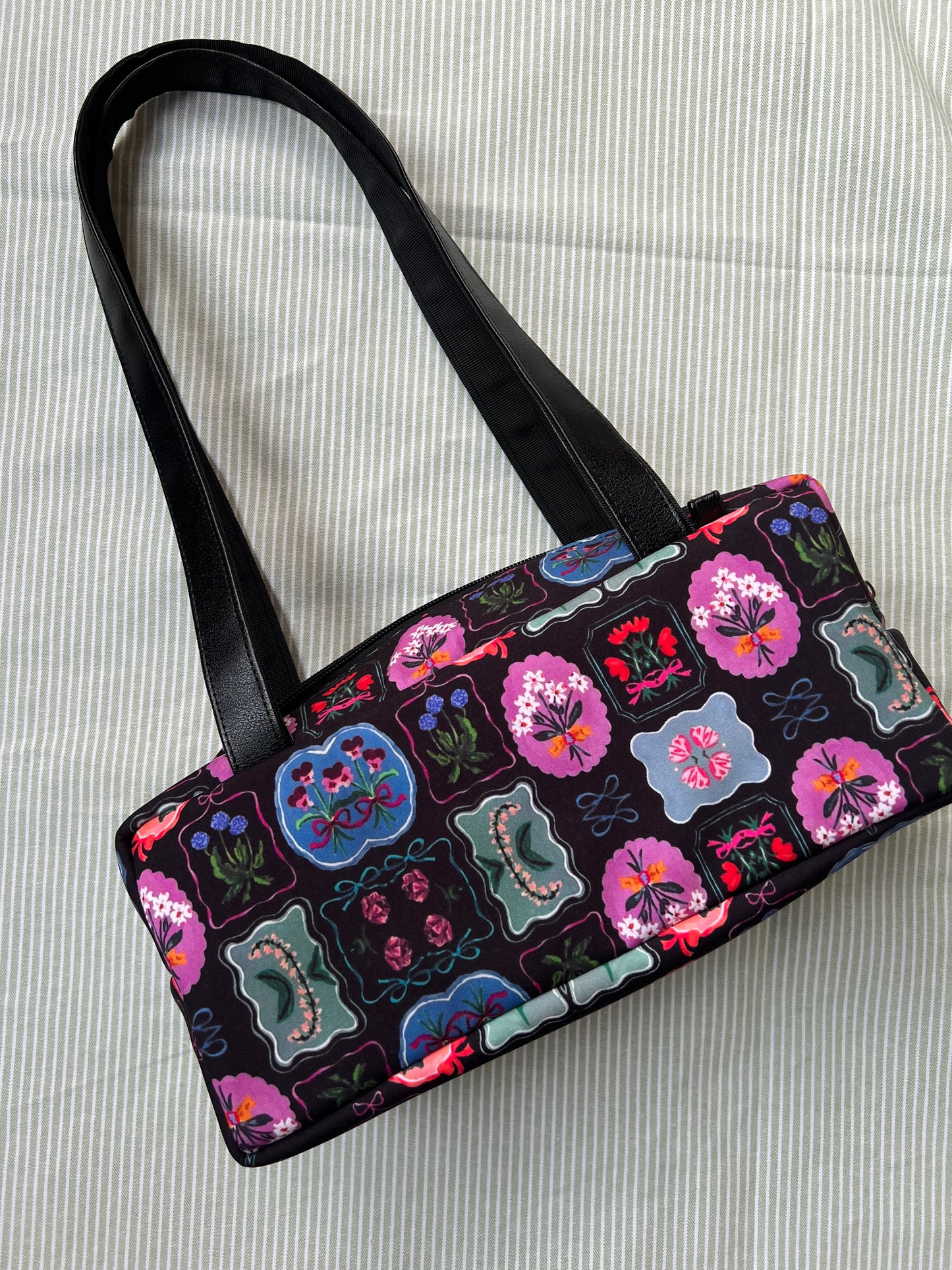 BLACK STAMP PIKO TOTE