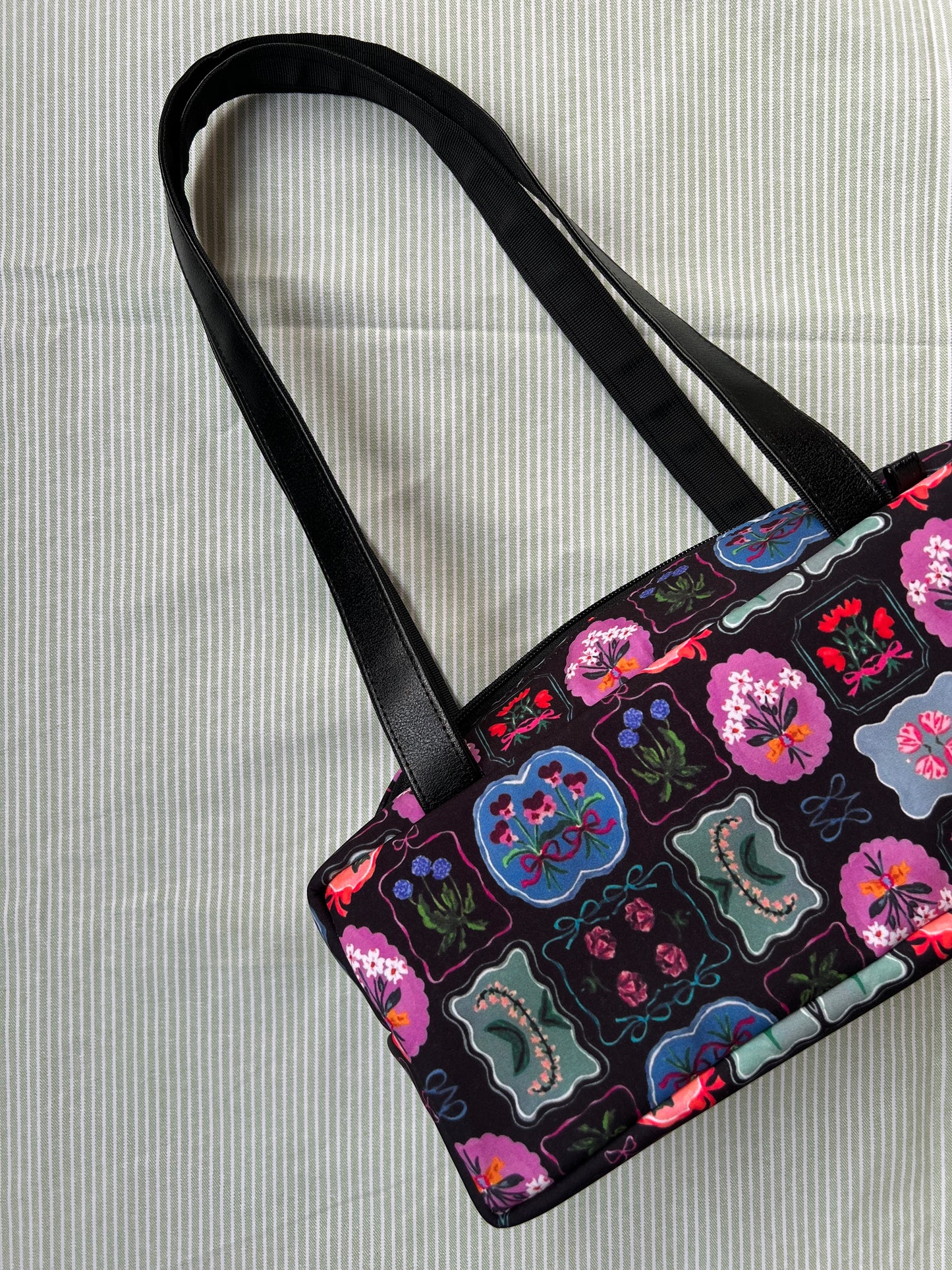 BLACK STAMP PIKO TOTE